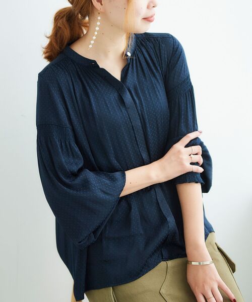 le.coeur blanc(ルクールブラン)の「サテンドビーシャーリングスリーブブラウス(シャツ/ブラウス・レディース・ネイビー/ブルー/グレイッシュベージュ・38)」の2枚目の写真