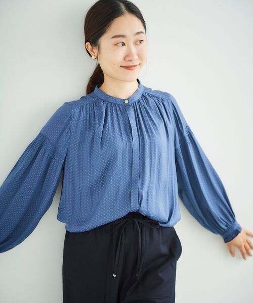 le.coeur blanc(ルクールブラン)の「サテンドビーシャーリングスリーブブラウス(シャツ/ブラウス・レディース・ネイビー/ブルー/グレイッシュベージュ・38)」の3枚目の写真