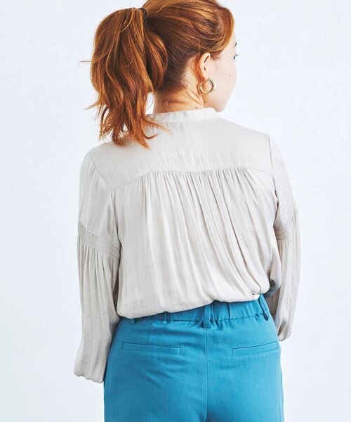 le.coeur blanc(ルクールブラン)の「サテンドビーシャーリングスリーブブラウス(シャツ/ブラウス・レディース・ネイビー/ブルー/グレイッシュベージュ・38)」の13枚目の写真