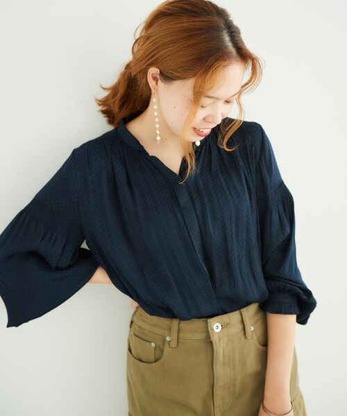 le.coeur blanc(ルクールブラン)の「サテンドビーシャーリングスリーブブラウス(シャツ/ブラウス・レディース・ネイビー/ブルー/グレイッシュベージュ・38)」の11枚目の写真
