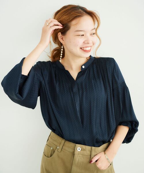 le.coeur blanc(ルクールブラン)の「サテンドビーシャーリングスリーブブラウス(シャツ/ブラウス・レディース・ネイビー/ブルー/グレイッシュベージュ・38)」の14枚目の写真