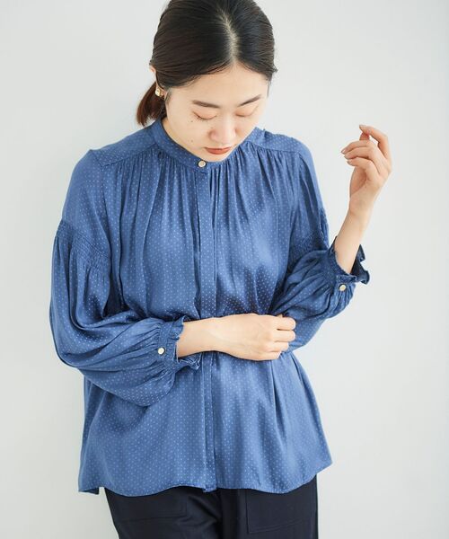 le.coeur blanc(ルクールブラン)の「サテンドビーシャーリングスリーブブラウス(シャツ/ブラウス・レディース・ネイビー/ブルー/グレイッシュベージュ・38)」の18枚目の写真
