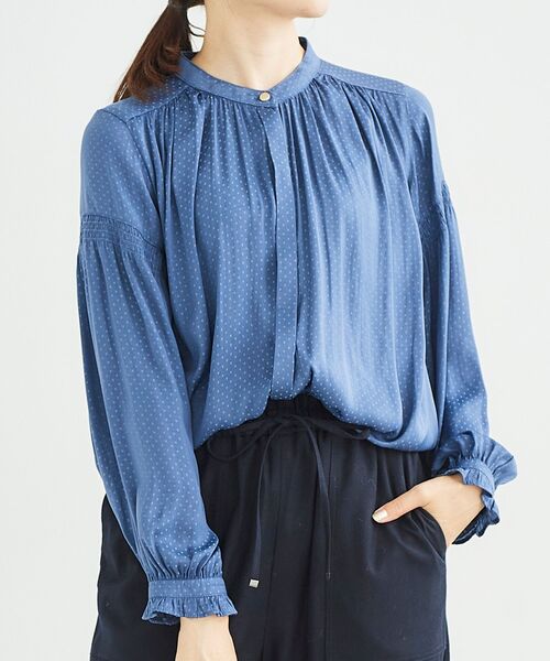 le.coeur blanc(ルクールブラン)の「サテンドビーシャーリングスリーブブラウス(シャツ/ブラウス・レディース・ネイビー/ブルー/グレイッシュベージュ・38)」の15枚目の写真