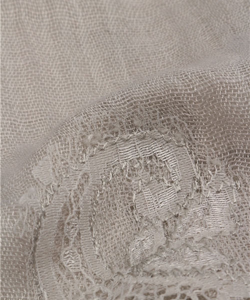 ROSE BUD（ローズバッド）の「(NALINI ORIGINALS)NOE-10907 MODAL/LINEN SCARF（ストール/ショール・レディース・クリーム/シルバー・ONE SIZE）」の5枚目の写真