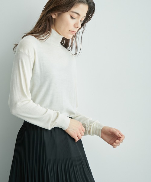 ROPE'（ロペ）の「ウールシルクタートルネックニットソー（ニット/セーター・レディース・ブラック/ネイビー/レッド/キナリ・M）」の2枚目の写真