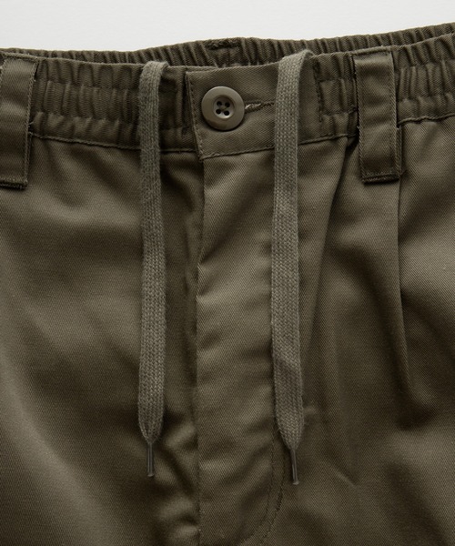 MONO-MART（モノマート）の「ワイドテーパード 裾ドローコード タックミリタリーカーゴパンツ（カーゴパンツ・メンズ・チャコールグレー/ブラック/ベージュ/オリーブ/アイボリー/ネイビー/カーキ/チャコール/キャメル/ブラック系/グレー系/モスグリーン/モカ/セージグリーン/ダークブラウン/グレイッシュベージュ・M/L/XL/S）」の19枚目の写真