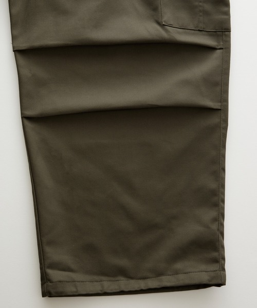 MONO-MART（モノマート）の「ワイドテーパード 裾ドローコード タックミリタリーカーゴパンツ（カーゴパンツ・メンズ・チャコールグレー/ブラック/ベージュ/オリーブ/アイボリー/ネイビー/カーキ/チャコール/キャメル/ブラック系/グレー系/モスグリーン/モカ/セージグリーン/ダークブラウン/グレイッシュベージュ・M/L/XL/S）」の22枚目の写真
