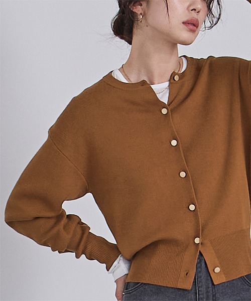 UR'S(ユアーズ)の「マット釦クルーネックニットカーディガン(カーディガン/ボレロ・レディース・オレンジ/ホワイト/ブラック/ライトグレー/ブルー/イエロー/キャメル/ネイビー・L/M/S)」の7枚目の写真