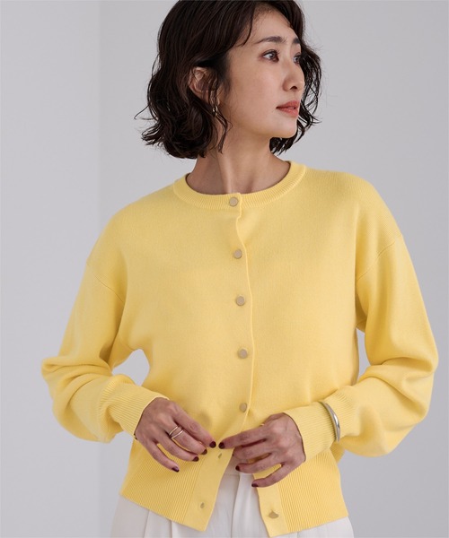 UR'S(ユアーズ)の「マット釦クルーネックニットカーディガン(カーディガン/ボレロ・レディース・オレンジ/ホワイト/ブラック/ライトグレー/ブルー/イエロー/キャメル/ネイビー・L/M/S)」の6枚目の写真