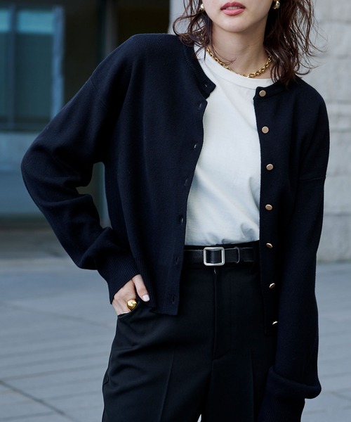 UR'S（ユアーズ）の「マット釦クルーネックニットカーディガン