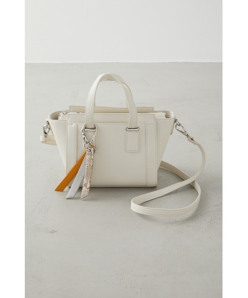 AZUL by moussy（アズールバイマウジー）の「CHARM SET TRAPEZOID BAG/チャームセットトラぺゾイドバッグ（ショルダーバッグ・レディース・ライトブルー/ブラック/アイボリー・FREE）」の2枚目の写真