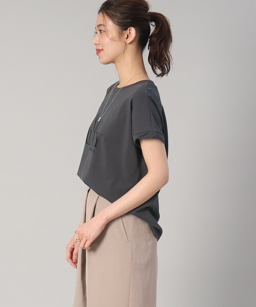 UNTITLED（アンタイトル）の「◆【きれいめにも、カジュアルにも】ランダムロゴTシャツ（Tシャツ/カットソー・レディース・ホワイト系8/ホワイト系3/グレー系その他・00/48/44/50/04/02）」の13枚目の写真