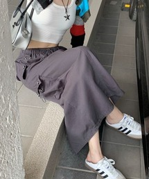 ナローシルエットで大人な雰囲気漂う一着。バックスリットカーゴスカート