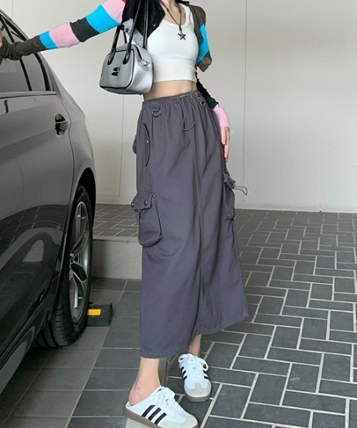 SEN TOKYO（セントーキョー）の「ナローシルエットで大人な雰囲気漂う一着。バックスリットカーゴスカート（スカート・レディース・グレー/ライトグレー・FREE）」の7枚目の写真