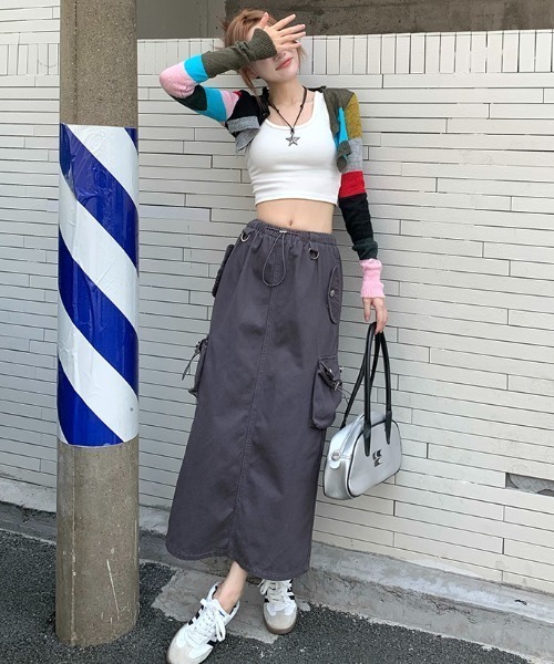 SEN TOKYO（セントーキョー）の「ナローシルエットで大人な雰囲気漂う一着。バックスリットカーゴスカート（スカート・レディース・グレー/ライトグレー・FREE）」の5枚目の写真