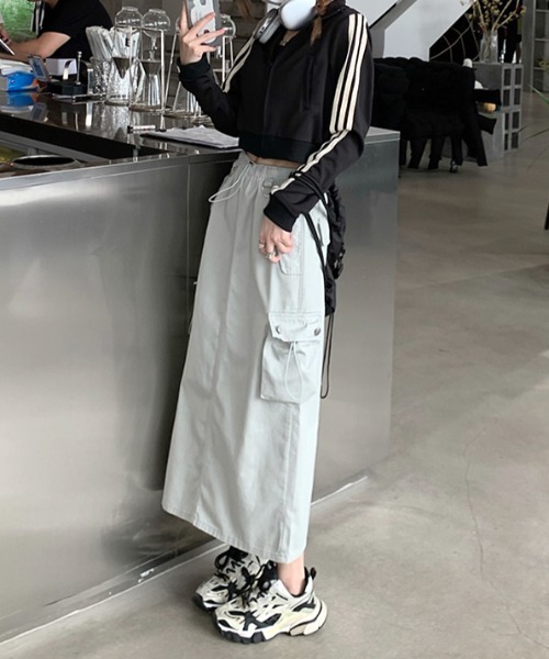 SEN TOKYO（セントーキョー）の「ナローシルエットで大人な雰囲気漂う一着。バックスリットカーゴスカート（スカート・レディース・グレー/ライトグレー・FREE）」の18枚目の写真