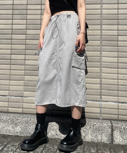 SEN TOKYO（セントーキョー）の「ナローシルエットで大人な雰囲気漂う一着。バックスリットカーゴスカート（スカート・レディース・グレー/ライトグレー・FREE）」の4枚目の写真
