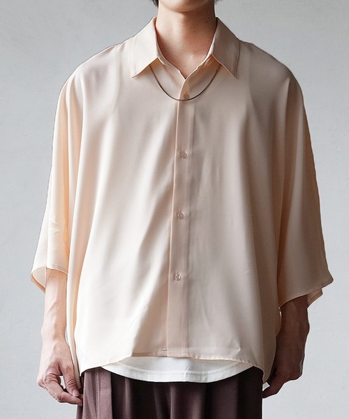 MinoriTY（マイノリティ）の「【MinoriTY】とろみ素材ドルマンスリーブ半袖シャツ オーバーサイズ メンズ 無地 夏服（シャツ/ブラウス・メンズ・キナリ/ベージュ/テラコッタ/カーキ/ブラック/ブルー/ワイン/アイボリー/グレー・S/M/L）」の3枚目の写真