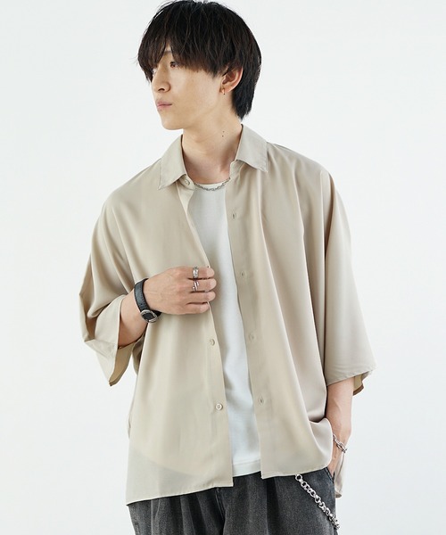 MinoriTY（マイノリティ）の「【MinoriTY】とろみ素材ドルマンスリーブ半袖シャツ オーバーサイズ メンズ 無地 夏服（シャツ/ブラウス・メンズ・キナリ/ベージュ/テラコッタ/カーキ/ブラック/ブルー/ワイン/アイボリー/グレー・S/M/L）」の2枚目の写真