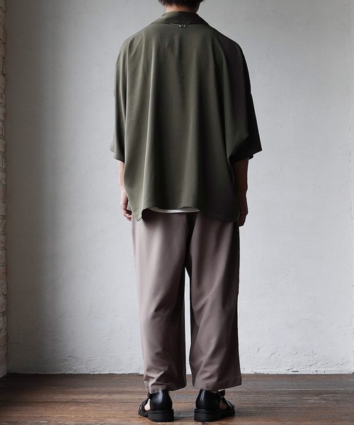 MinoriTY（マイノリティ）の「【MinoriTY】とろみ素材ドルマンスリーブ半袖シャツ オーバーサイズ メンズ 無地 夏服（シャツ/ブラウス・メンズ・キナリ/ベージュ/テラコッタ/カーキ/ブラック/ブルー/ワイン/アイボリー/グレー・S/M/L）」の10枚目の写真