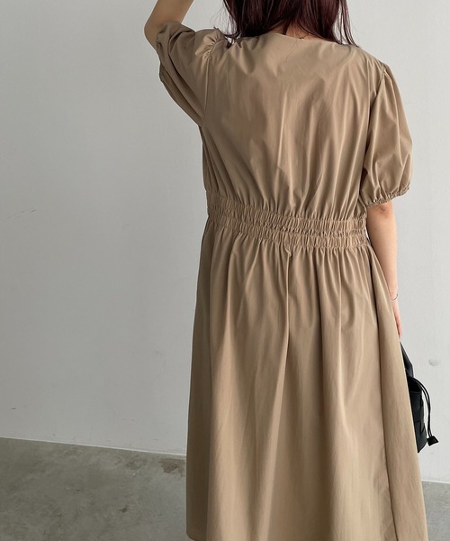 210nouve（トゥージュヌーブ）の「2WAYジップアップギャザーワンピース（シャツワンピース・レディース・ブラック/ベージュ・FREE）」の14枚目の写真