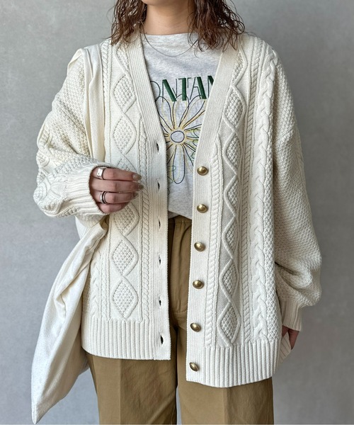 CPCM(シーピーシーエム)の「Vネックケーブルニット金ボタンカーディガン(カーディガン/ボレロ・レディース・レッド/ブラック/オフホワイト・FREE)」の4枚目の写真