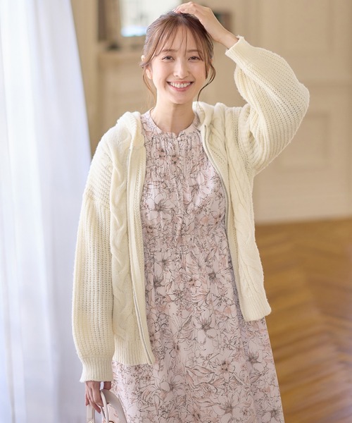 alotta(アロッタ)の「ケーブルニットジップパーカー(パーカー・レディース・ブラック/ライトグレー/コーラルピンク/アイボリー/グレイッシュベージュ・LL/3L/M/L)」の8枚目の写真