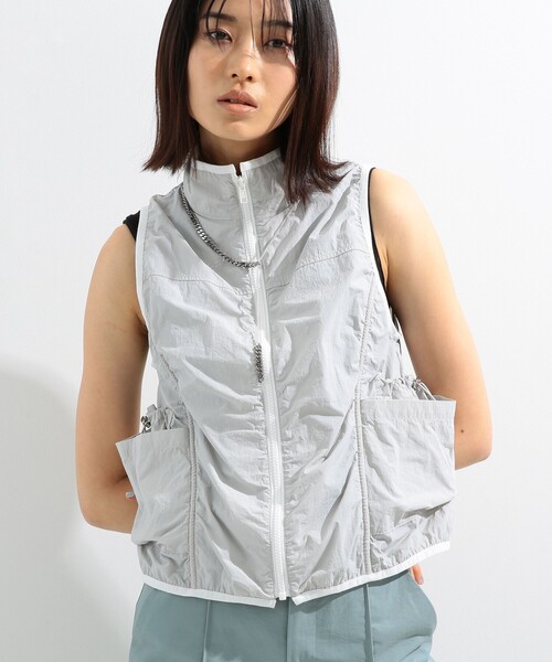 Ray BEAMS(レイビームス)の「Ray BEAMS / スタンドカラー ナイロン ベスト(ベスト・レディース・ライトグレー/ブルー・ONE SIZE)」の5枚目の写真