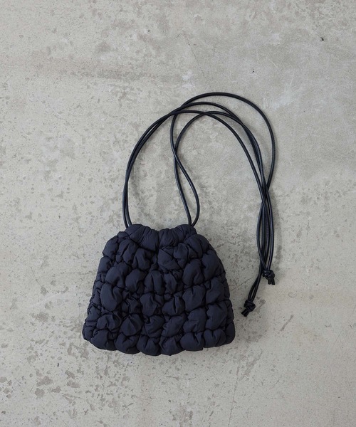 EFOLE（エフォル）の「キルティング ポコポコ ドローストリング ミニ ショルダー バッグ（ショルダーバッグ・レディース・オフホワイト/ブラック/グリーン・FREE）」の2枚目の写真