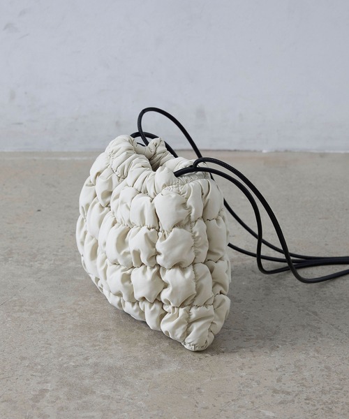 EFOLE（エフォル）の「キルティング ポコポコ ドローストリング ミニ ショルダー バッグ（ショルダーバッグ・レディース・オフホワイト/ブラック/グリーン・FREE）」の9枚目の写真