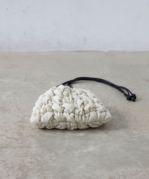 EFOLE（エフォル）の「キルティング ポコポコ ドローストリング ミニ ショルダー バッグ（ショルダーバッグ・レディース・オフホワイト/ブラック/グリーン・FREE）」の10枚目の写真