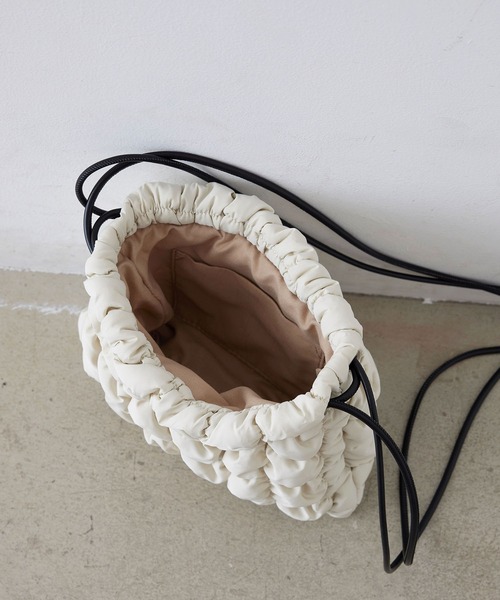 EFOLE（エフォル）の「キルティング ポコポコ ドローストリング ミニ ショルダー バッグ（ショルダーバッグ・レディース・オフホワイト/ブラック/グリーン・FREE）」の11枚目の写真