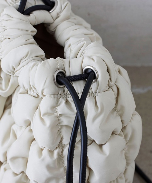 EFOLE（エフォル）の「キルティング ポコポコ ドローストリング ミニ ショルダー バッグ（ショルダーバッグ・レディース・オフホワイト/ブラック/グリーン・FREE）」の13枚目の写真