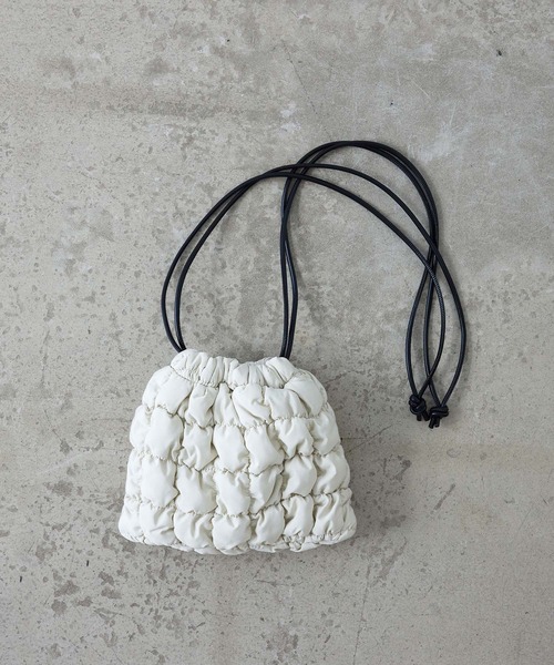 EFOLE（エフォル）の「キルティング ポコポコ ドローストリング ミニ ショルダー バッグ（ショルダーバッグ・レディース・オフホワイト/ブラック/グリーン・FREE）」の6枚目の写真