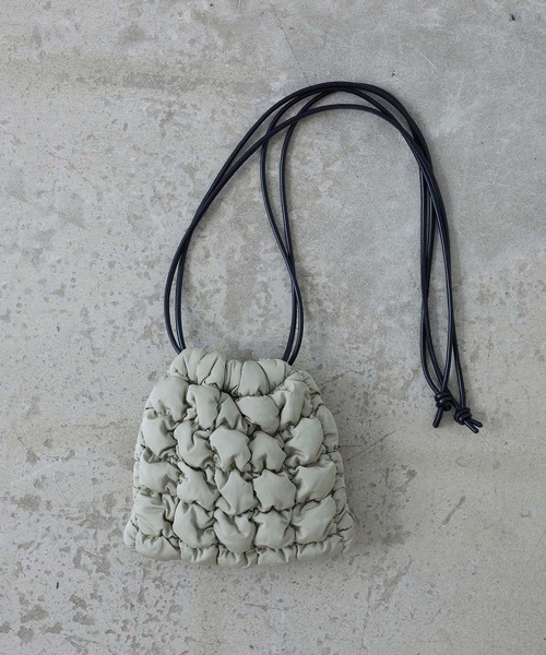 EFOLE（エフォル）の「キルティング ポコポコ ドローストリング ミニ ショルダー バッグ（ショルダーバッグ・レディース・オフホワイト/ブラック/グリーン・FREE）」の7枚目の写真