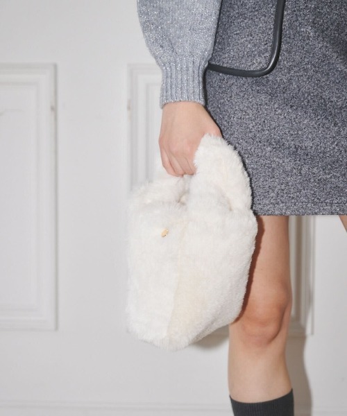 MIRO AMURETTE（ミロアミュレット）の「circle charm ecofur bag/チャーム付きエコファーバック（ハンドバッグ・レディース・ブラウン/ホワイト・FREE）」の3枚目の写真