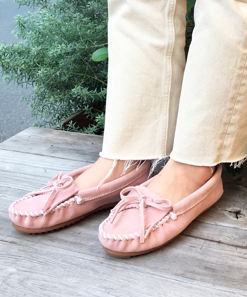 Minnetonka（ミネトンカ）の「【MINNETONKA/ミネトンカ】 KILTY SUEDE MOC / キルティー スエード モカシン（モカシン/デッキシューズ・レディース・ブラック/ブラウン系その他/ストーン/ブラウン/ターコイズブルー/ダークブラウン/ベビーピンク/レッド/グレー/ネイビー/ブルー系その他/ベージュ/ピンク/レッド系その他/ブラック系その他/ブルー/ブラウン系その他2/オリーブ・7/8/5/6/4/5h/6h/7h/9/8h/4h）」の16枚目の写真