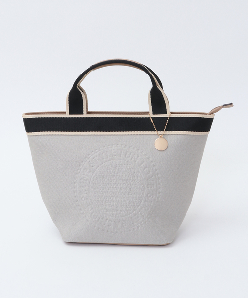 SOFFITTO（ソフィット）の「サークル型押しトートバック(取り扱い店舗限定)（トートバッグ・レディース・キナリ/グレー/ライトベージュ/サックスブルー/カーキ/マスタード・FREE）」の4枚目の写真