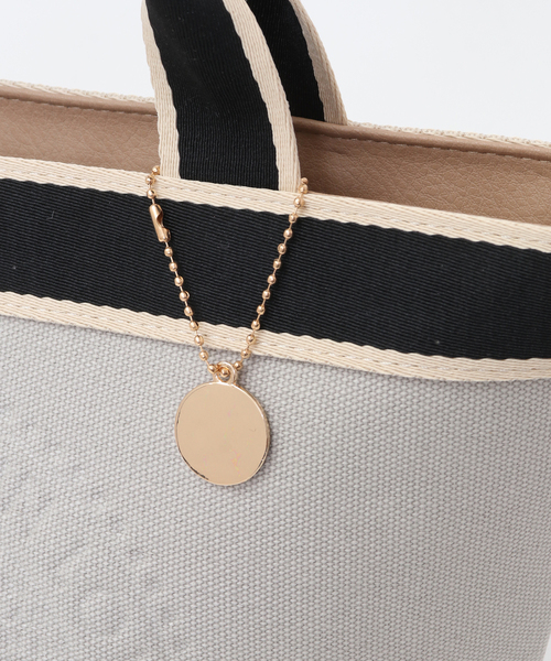 SOFFITTO（ソフィット）の「サークル型押しトートバック(取り扱い店舗限定)（トートバッグ・レディース・キナリ/グレー/ライトベージュ/サックスブルー/カーキ/マスタード・FREE）」の10枚目の写真