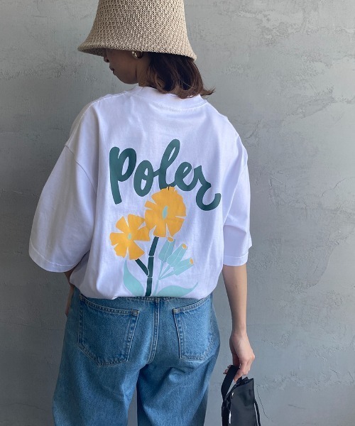 POLeR（ポーラー）の「[POLeR/ポーラー] 別注 POPPY フラワーバックプリント ショートスリーブTシャツ（Tシャツ/カットソー・レディース・ホワイト/ブルー/ブラック・M/L）」の2枚目の写真