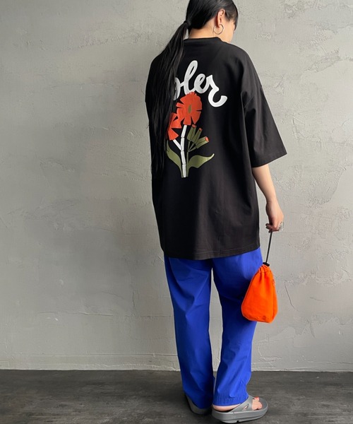 POLeR（ポーラー）の「[POLeR/ポーラー] 別注 POPPY フラワーバックプリント ショートスリーブTシャツ（Tシャツ/カットソー・レディース・ホワイト/ブルー/ブラック・M/L）」の3枚目の写真