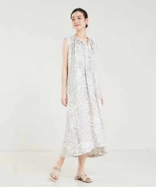 qualite（カリテ）の「ボタニカルプリントギャザーワンピース（ワンピース・レディース・グレー・36/38）」の4枚目の写真