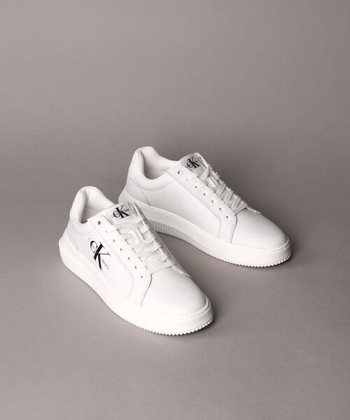 Calvin Klein(カルバン・クライン)の「チャンキーカップソール モノグラム スニーカー(スニーカー・メンズ・ホワイト系その他/ホワイト・41/43/40/42)」の2枚目の写真