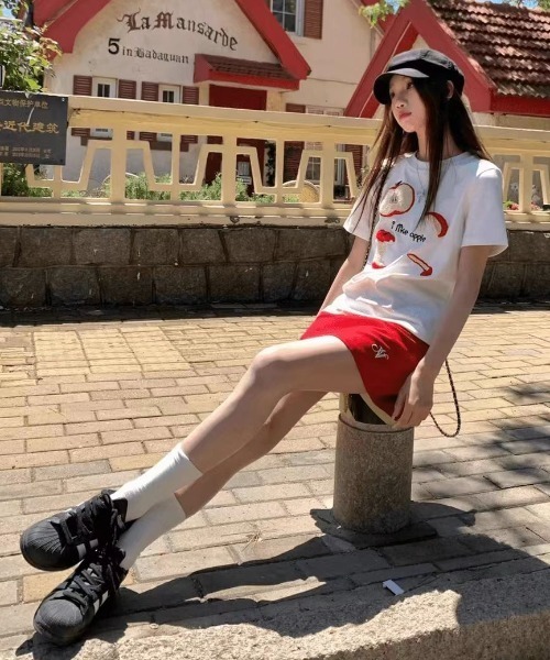 Achic(アシック)の「リンゴ刺しゅう柄Tシャツ(Tシャツ/カットソー・レディース・ブラック/ホワイト・M)」の10枚目の写真