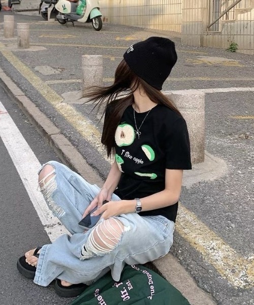 Achic(アシック)の「リンゴ刺しゅう柄Tシャツ(Tシャツ/カットソー・レディース・ブラック/ホワイト・M)」の4枚目の写真