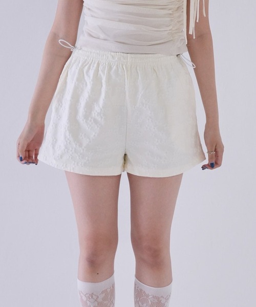 Uenui（ウニュイ）の「【ZOZO限定】フラワー ショート パンツ ウエストゴム アジャスター 花柄（その他パンツ・レディース・ホワイト/ピンク/ブラック・FREE）」の3枚目の写真