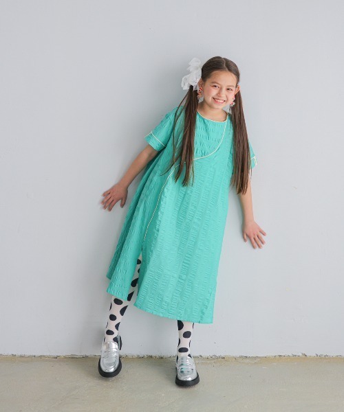 unica（ユニカ）の「ウェーブ調スリットスリーブワンピース（ワンピース・キッズ・レッド/グリーン/ブラック・S/M/L/XL）」の3枚目の写真