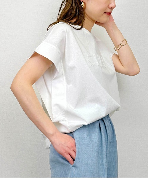 LUGIVA(ルギヴァ)の「エンボスロゴTシャツ(Tシャツ/カットソー・レディース・オフホワイト/ブラック・M)」の4枚目の写真