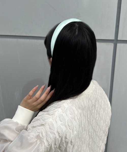 F i.n.t（フィント）の「【7色展開】サテンカチューシャ/fint　フィント（カチューシャ・レディース・ミント/イエロー/ボルドー/ピンク/ダークグリーン/ブラック/ラベンダー・FREE）」の4枚目の写真