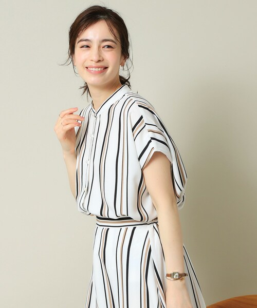 ITS'DEMO(イッツデモ)の「【UVケア/吸水速乾/洗濯機OK/冷感】麻調合繊タックブラウス<ラク服シリーズ>(シャツ/ブラウス・レディース・ネイビー系2/ホワイト系5/サックスブルー/ナチュラル/ブルー・00)」の2枚目の写真